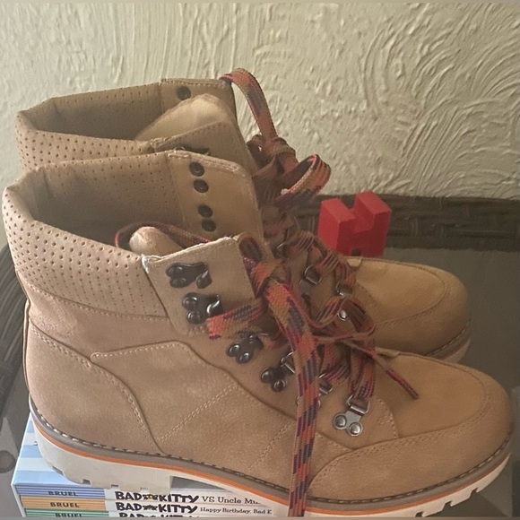 Crown Vintage Boots - Picture 3 of 6